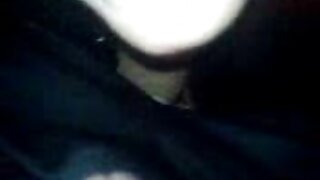 Sıcak esmer milf çorap porno lezbiyen sevişmesi delinmiş